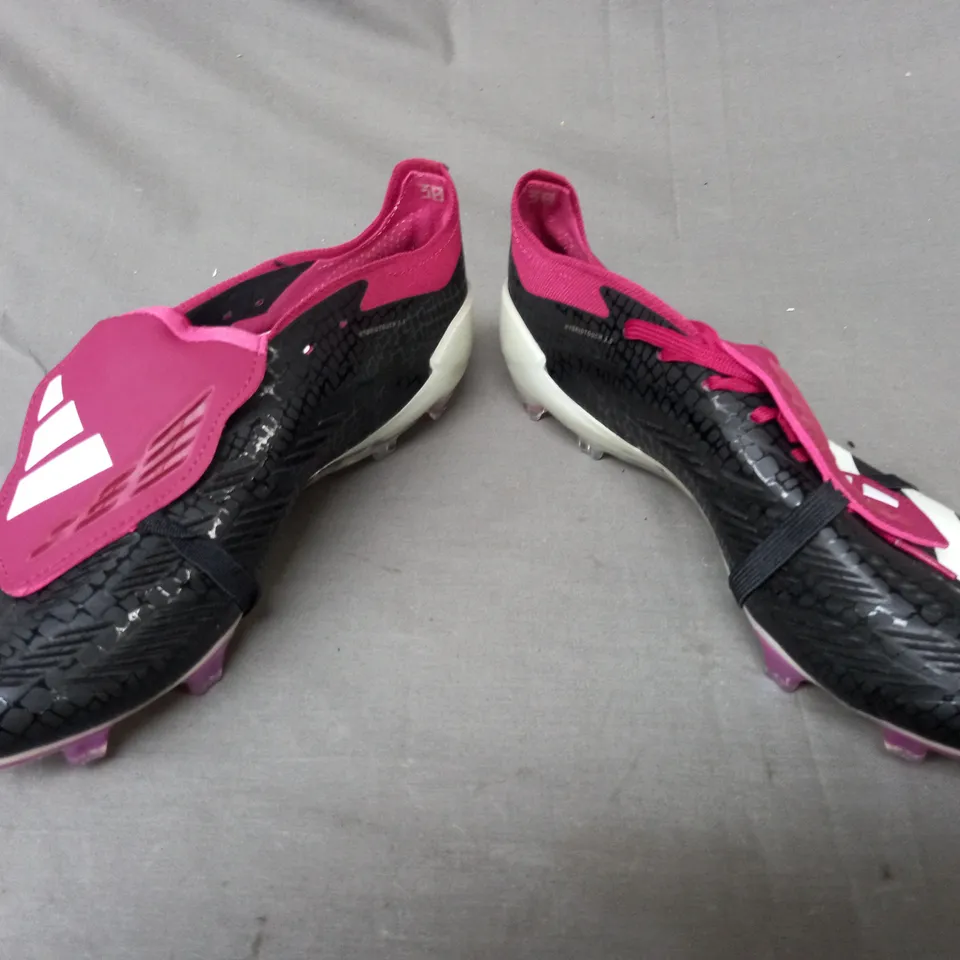 PAIR OF ADIDAS PREDATOR FOOTBALL BOOTS IN BLACK/BERRY/WHITE UK SIZE 9