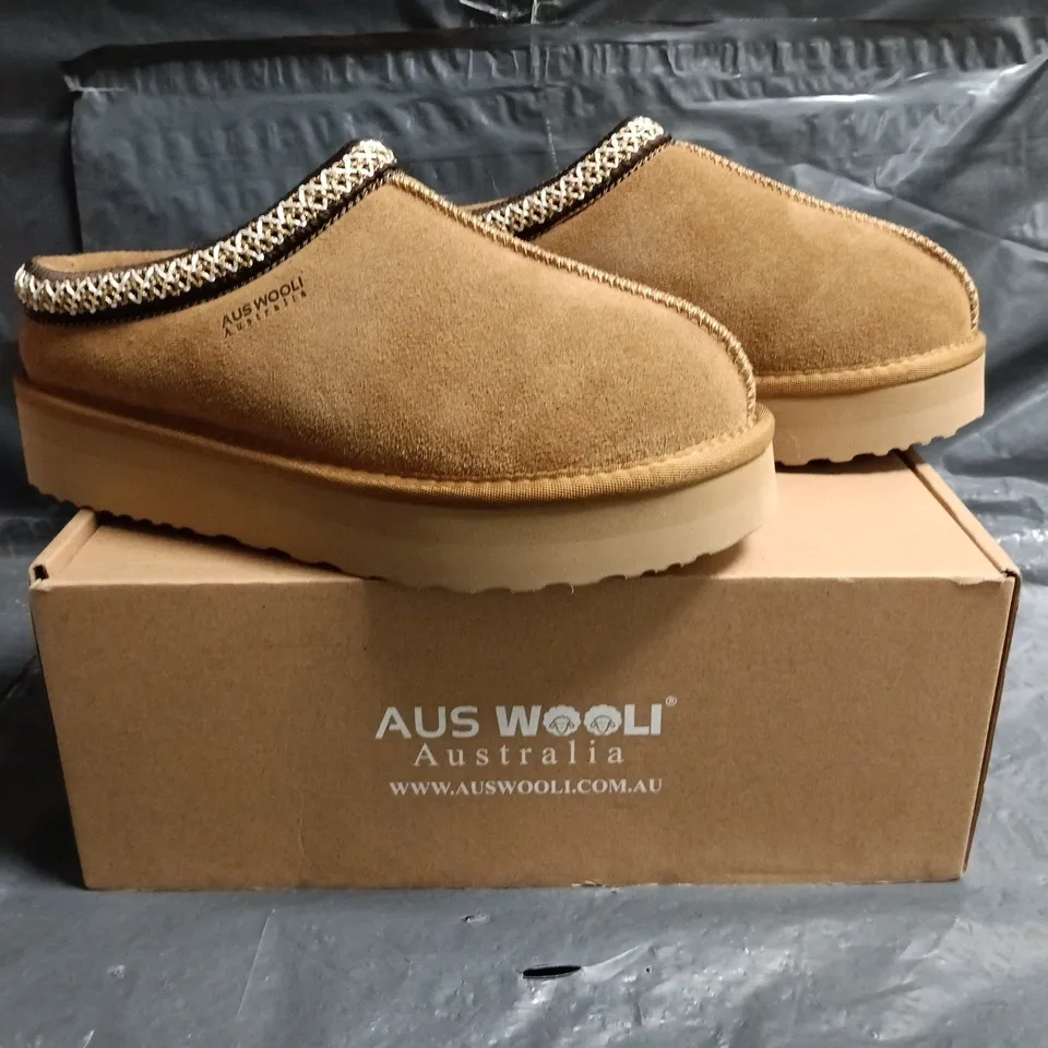 BOXED PAIR OF AUS WOOLI MENTONE SHOES IN CHESTNUT SIZE UK 5