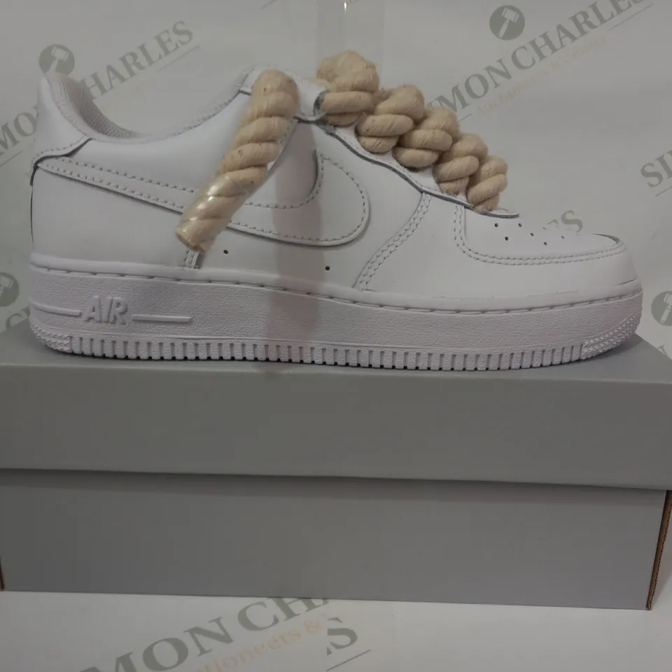 BOXED PAIR OF NIKE AIR FORCE 1 LE SHOES IN WHITE W. ROPE LACE UK SIZE 4.5