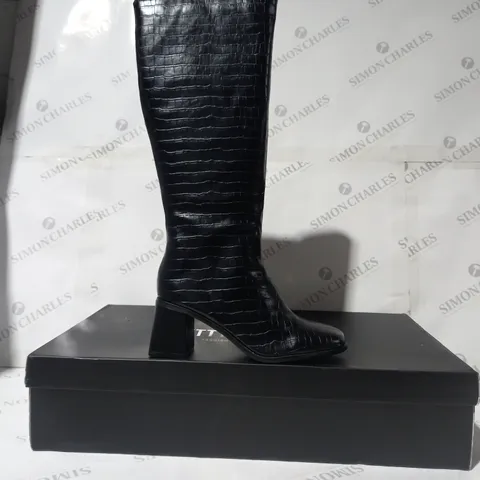 BOXED PAIR OF PRETTY LITTLE THING WIDE FIT SQUARE TOE BLOCK HEEL BOOTS IN BLACK UK SIZE 4