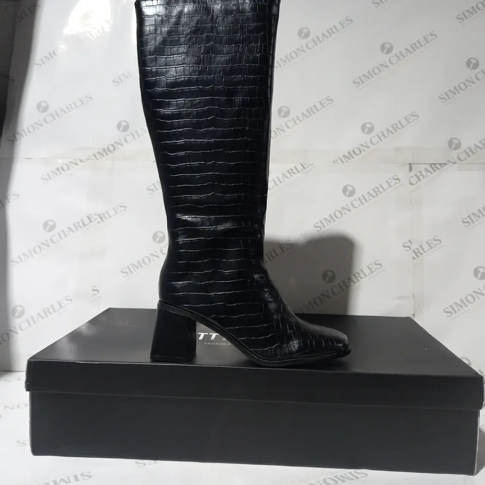 BOXED PAIR OF PRETTY LITTLE THING WIDE FIT SQUARE TOE BLOCK HEEL BOOTS IN BLACK UK SIZE 4