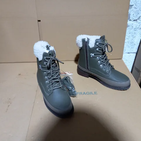 EMU AUSTRALIA OKAB DARK OLIVE BOOT SIZE 5 
