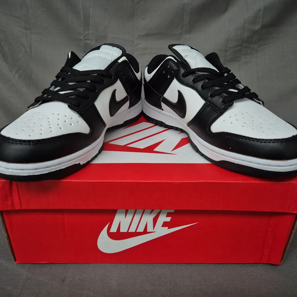 BOXED PAIR OF NIKE DUNK LOW RETRO SHOES IN BLACK/WHITE UK SIZE 8