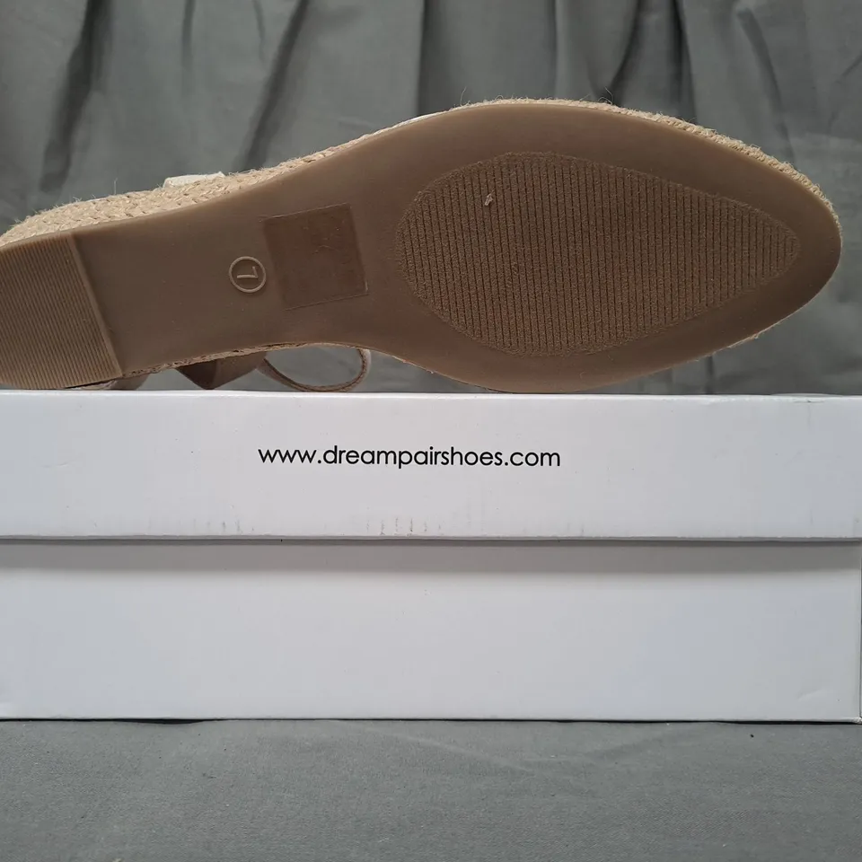 BOXED PAIR OF DREAM PAIRS CLOSED TOE LOW WEDGE SHOES IN WHITE SIZE 7