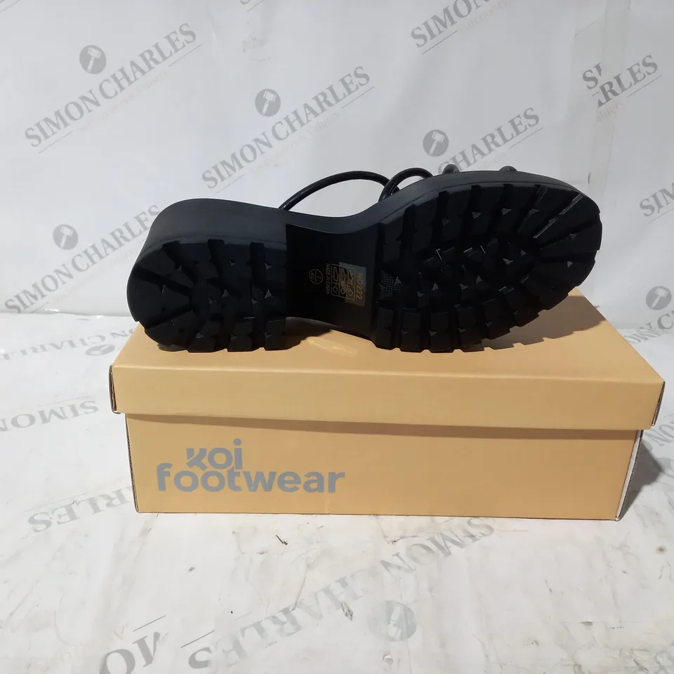 BRAND NEW BOXED PAIR OF KOI VEGAN BLOOMING DAISY OASIS STRAPPY SLIDERS IN BLACK - UK SIZE 7