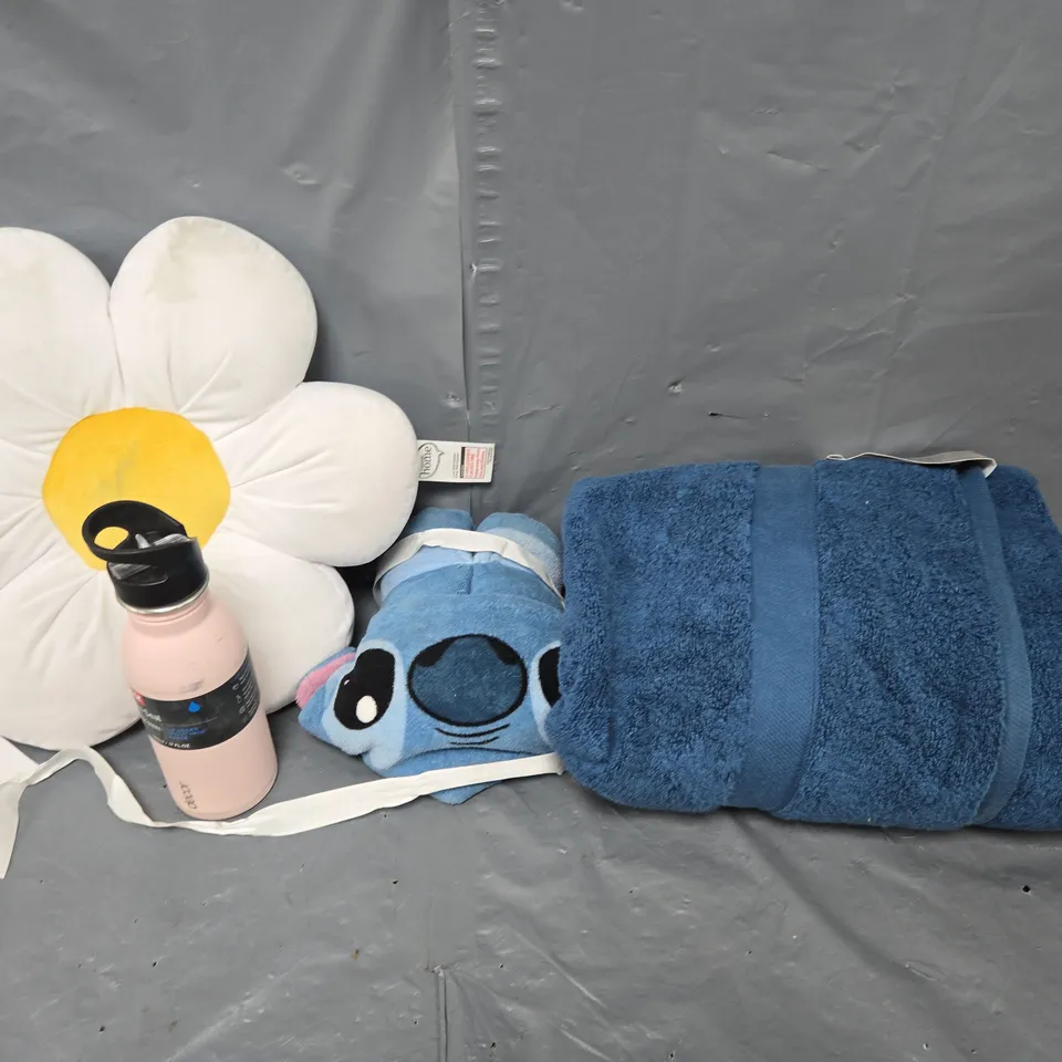LARGE BOX OF APPROXIMATELY 10 ASSORTED ITEMS TO INCLUDE CUSHIONS, THROWS AND DUVET SET
