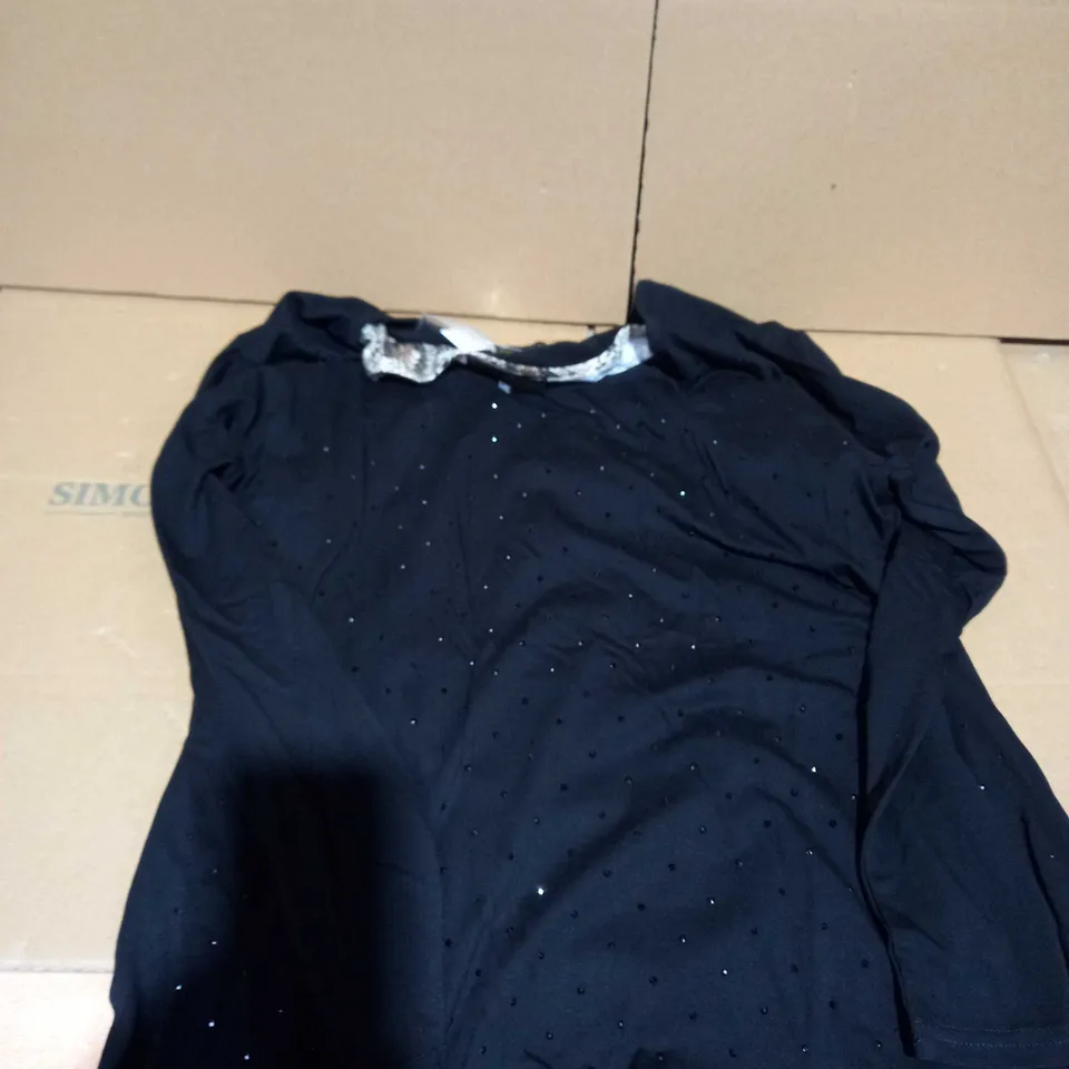 LOT OF APPROXIMATELY 10 ASSORTED CLOTHING ITEMS IN VARIOUS SIZES TO INCLUDE WYNNE LOUNGE, FRANK USHER, WHITE STUFF ETC