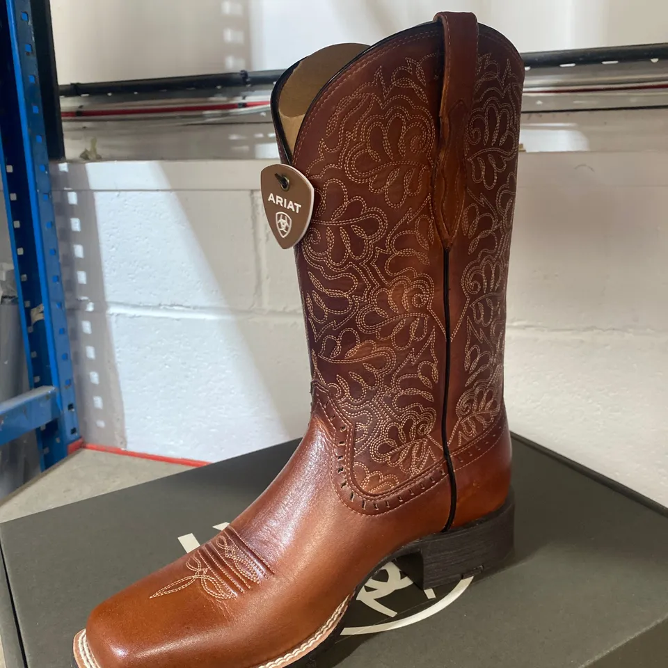 BOXED PAIR OF ARIAT BROWN LEATHER BOOTS SIZE 6