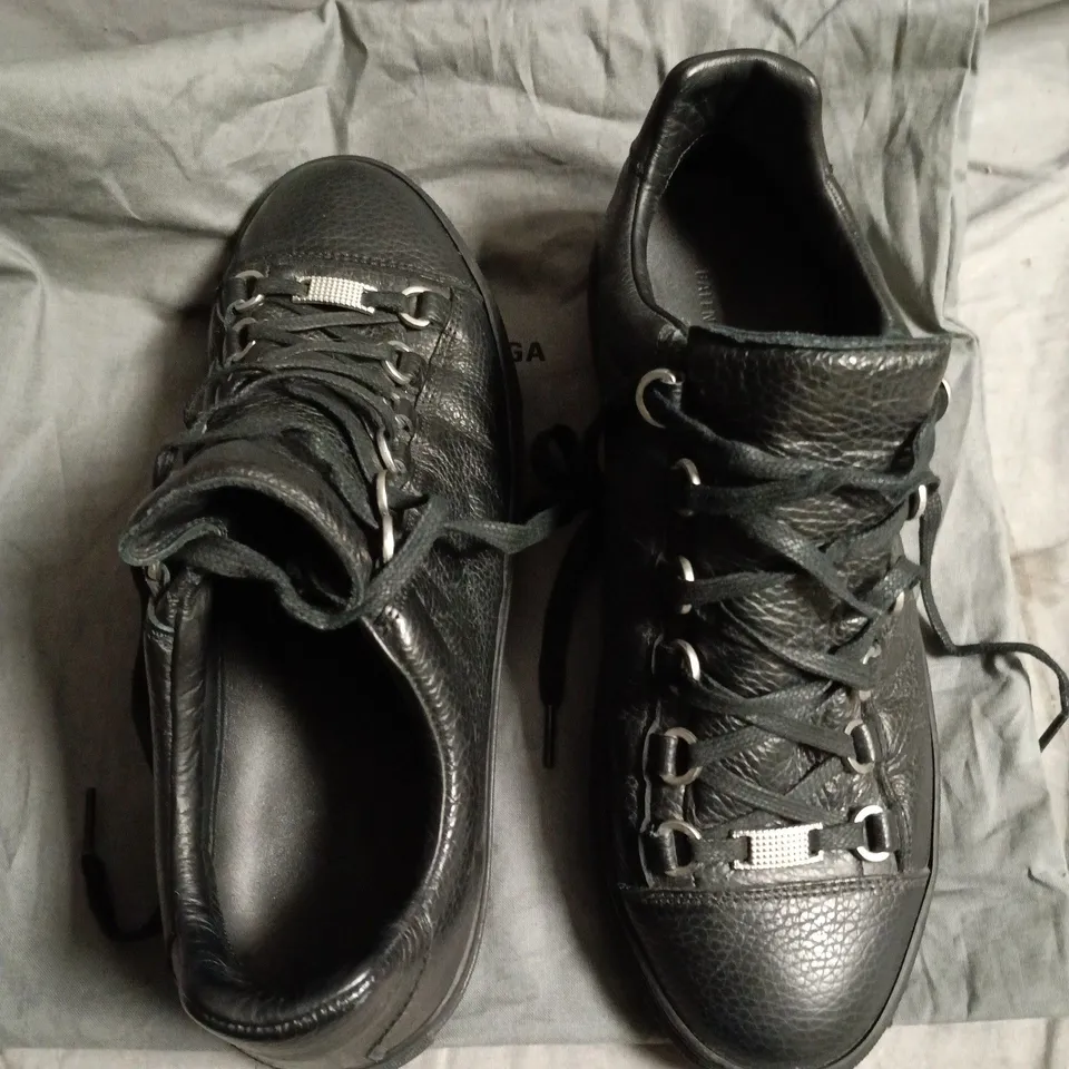 BALENCIAGA LEATHER TRAINER IN BLACK -  40
