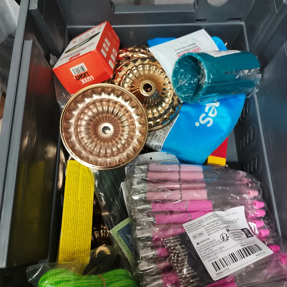 APPROXIMATELY 15 ASSORTED HOUSEHOLD ITEMS TO INCLUDE EAST END PRESS BAUBLES, NAKED WONDER TOILET TABS AND GLOW IN THE DARK SNOWFLAKES