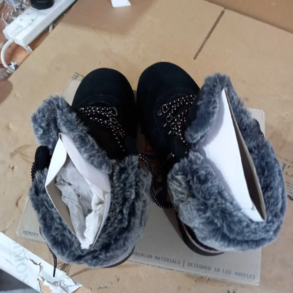 SKECHERS MOUNT HIKER SUEDE BOOTS - SIZE 5