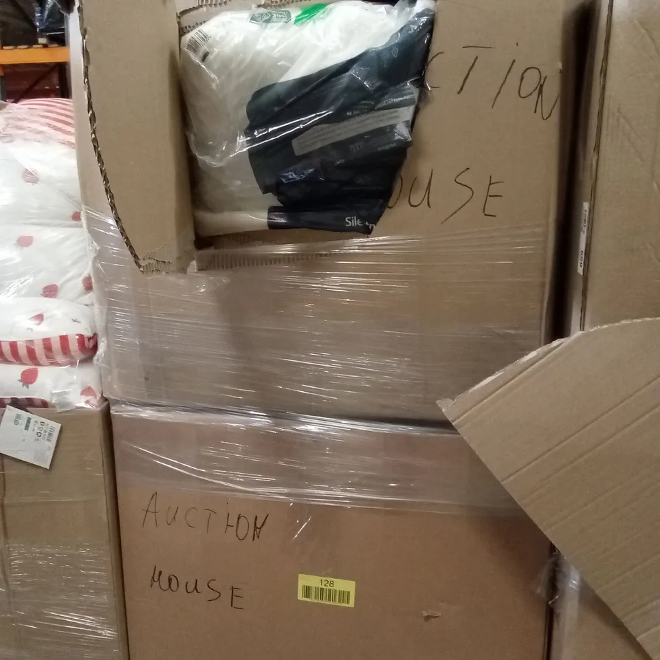 PALLET CONTAINING A LARGE QUANTITY OF BEDDING PRODUCTS