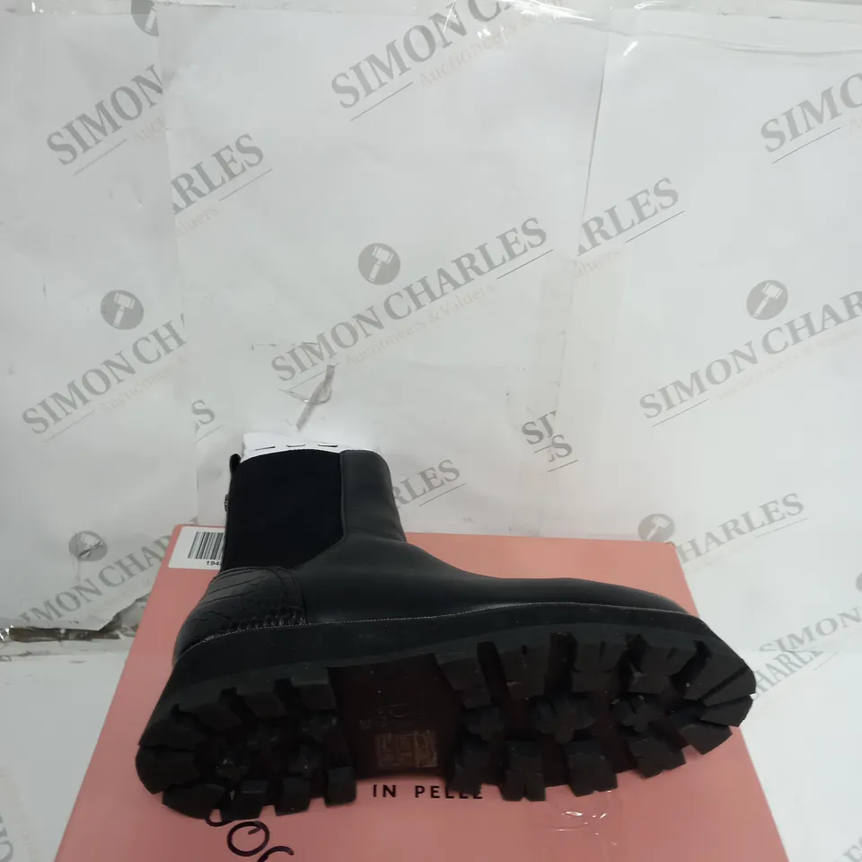 BOXED PAIR OF MODA IN PELLE GERRI BLACK LEATHER UK 5 