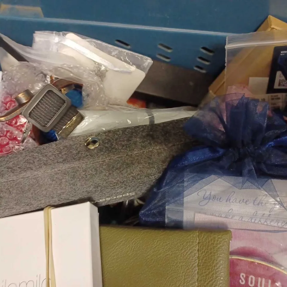 LOT OF APPROX 20 ASSORTED ITEMS OF JEWELLERY TO INCLUDE NECKLACES, BRACELETS, RINGS, ETC 