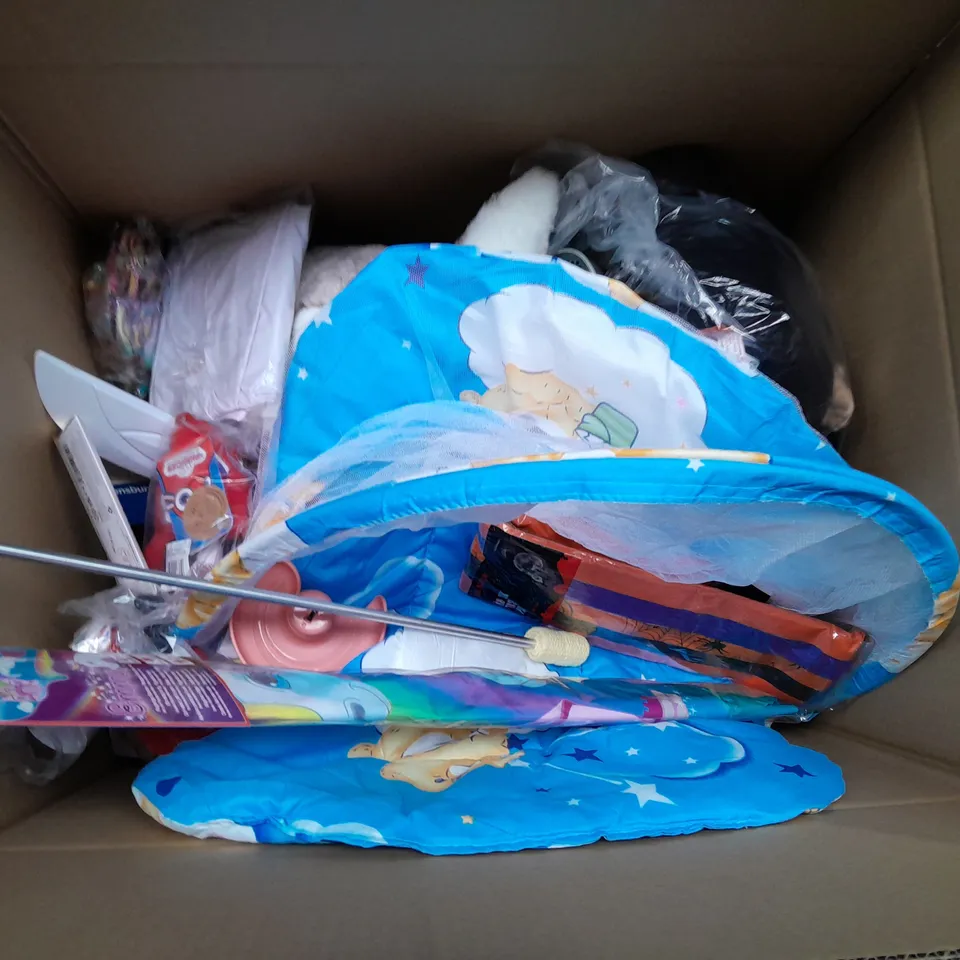 LARGE QAUNTIITY OF ASSORTED TOYS TO INCLUDE TEDDIES, FOOTBALLS AND KITES