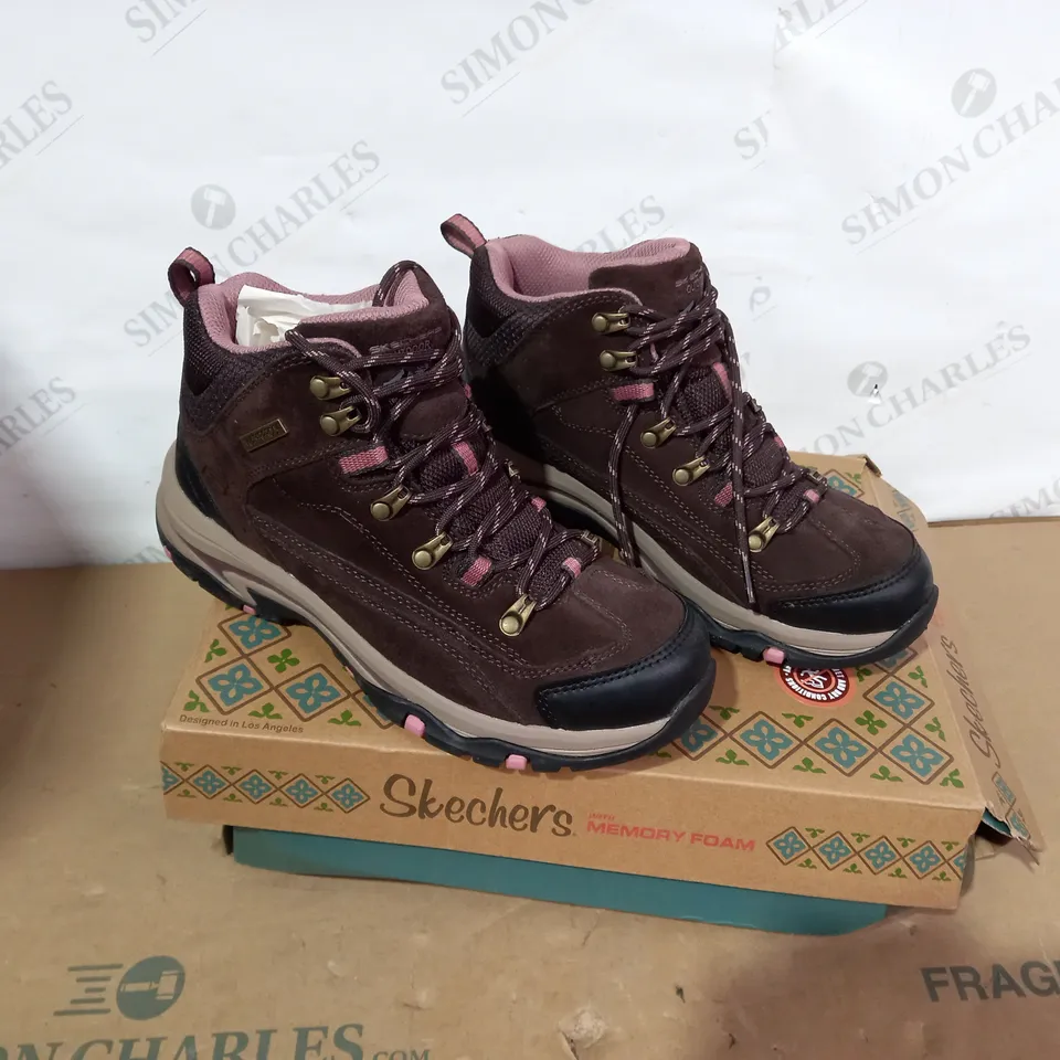 BOXED PAIR OF SKECHERS BROWN BOOTS- SIZE 5