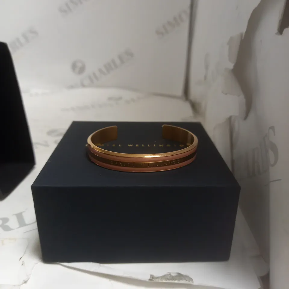 DANIEL WELLINGTON ROSE GOLD AND PINK CUFF BRACELET 