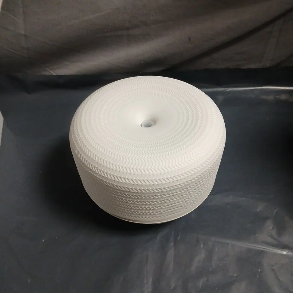 THE WHITE COMPANY TEXTURED CERAMIC ELECTRONIC DIFFUSER – WHITE, ROUND WITH CONCENTRIC PATTERN
