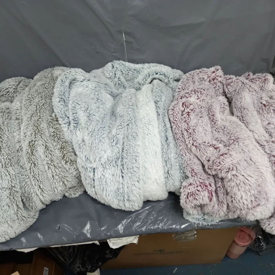 LOT OF APPROX FIVE FLUFFY DRESSING GOWNS