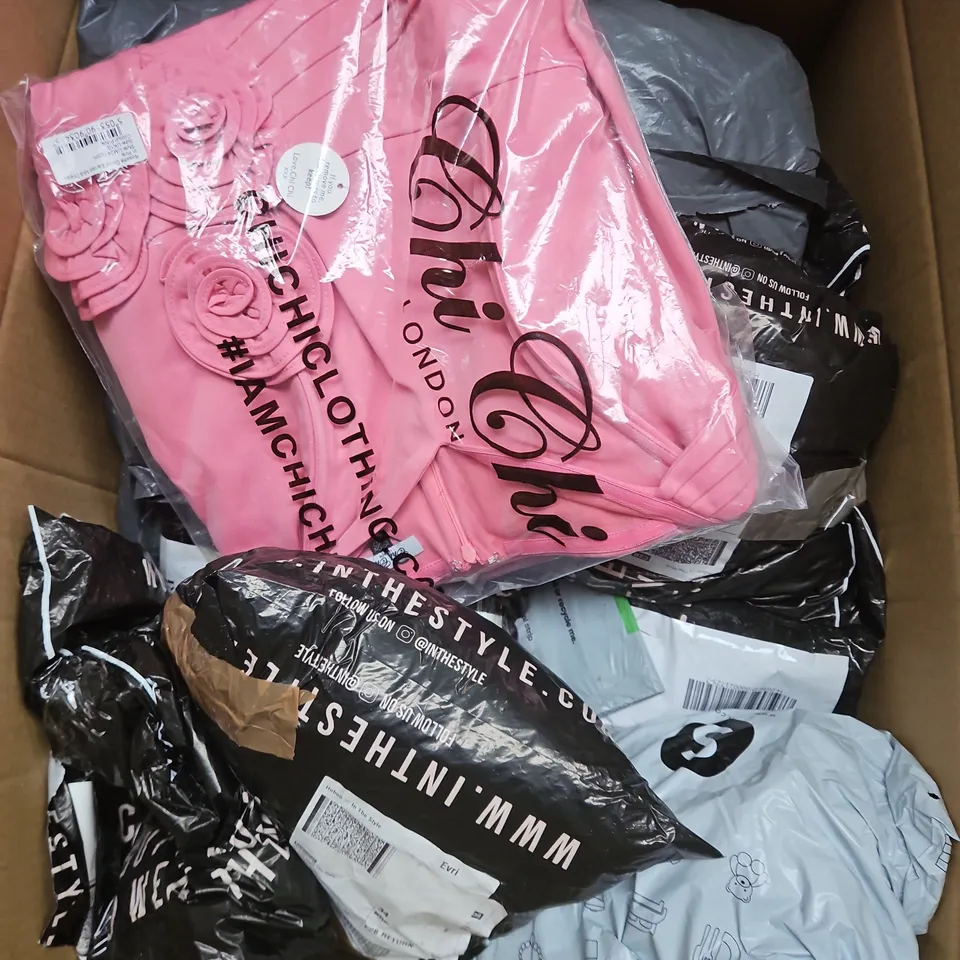 APPROXIMATELY 20 ASSORTED CLOTHING ITEMS IN VARIOUS STYLES AND SIZES 