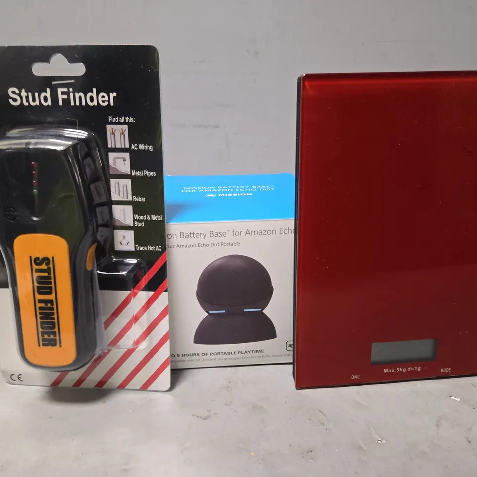 TOTE OF APPROXIMATELY 7 ASSORTED ITEMS TO INCLUDE - STUD FINDER , MISSION BATTERY CASE , SCALE ETC