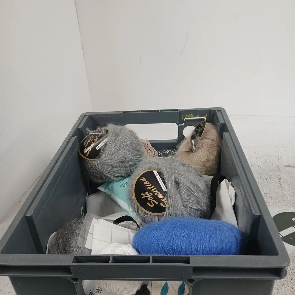 TOTE OF APPROXIMATELY 20 ASSORTED ITEMS TO INCLUDE PILL BOX, AIR PUMP, POCKET FAN ETC