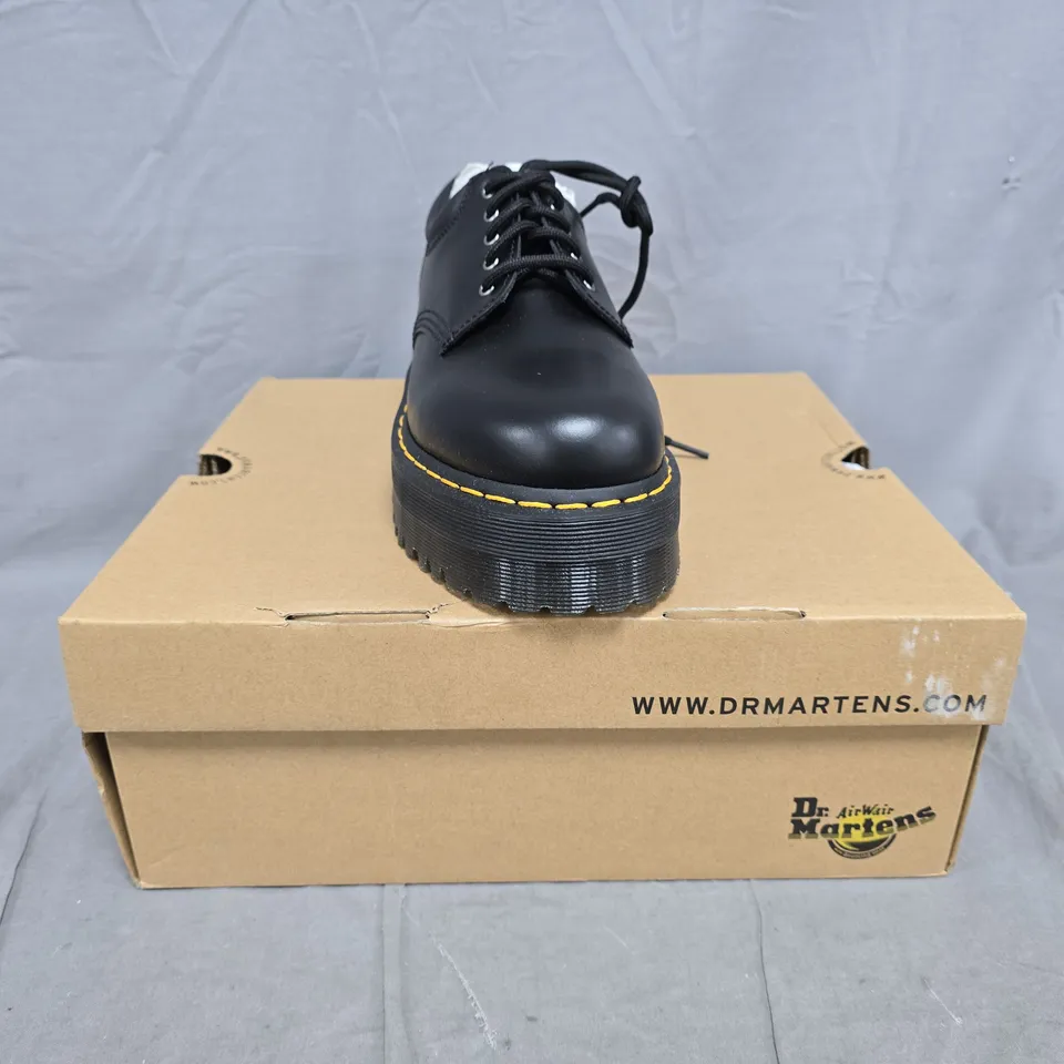 BOXED PAIR OF DR MARTENS 8053 QUAD SHOES IN BLACK SIZE UK 8