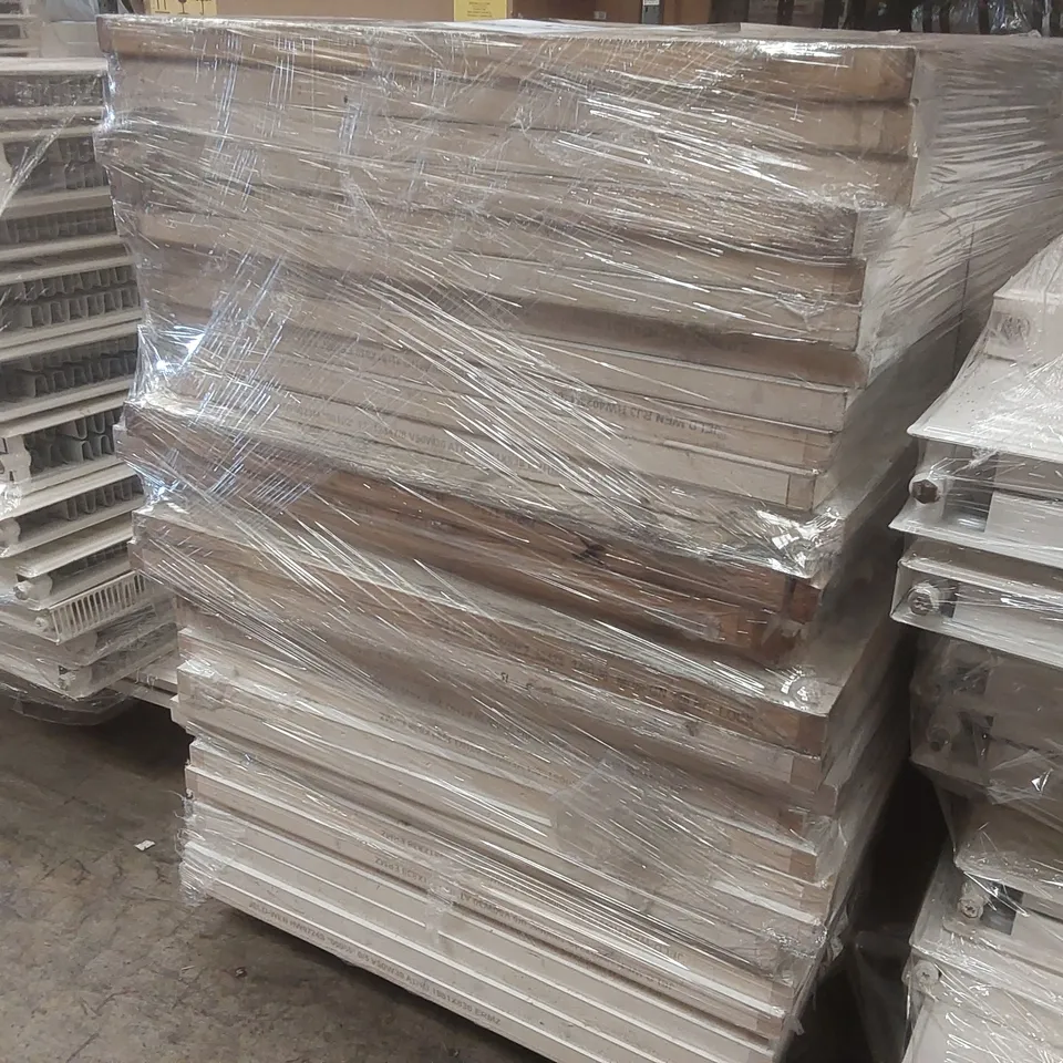 PALLET CONTAINING APPROXIMATELY 30x INTERNAL HOUSE DOORS
