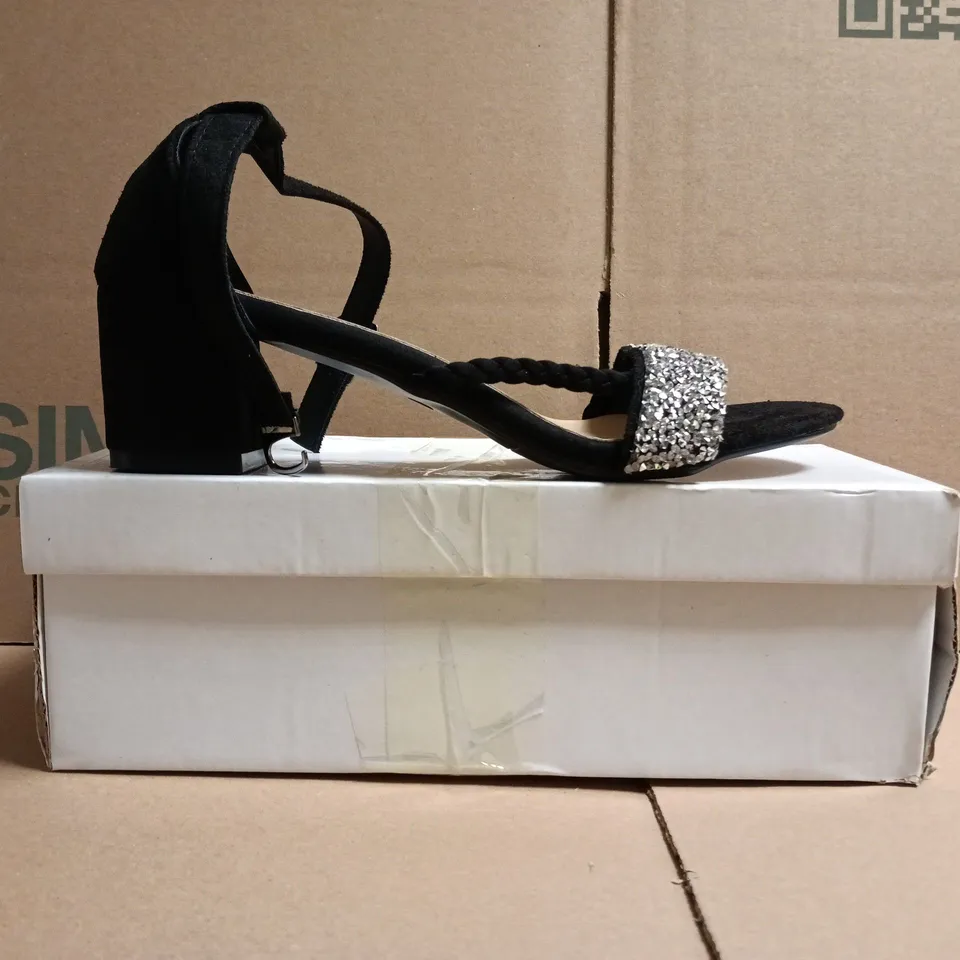 BOXED PAIR OF UNBRANDED OPEN TOE OW BLOCK HEEL SANDALS IN BLACK SIZE EU 40
