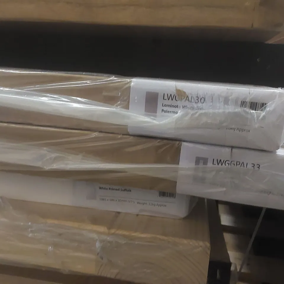 PALLET CONTAINING A VERY LARGE QUANTITY OF ASSORTED WOODEN INTERNAL DOORS