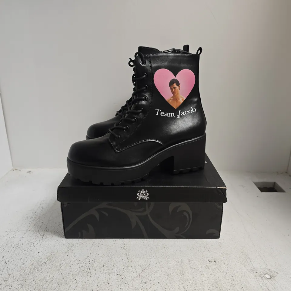 BOXED PAIR OF KOI TWILIGHT SAGA JACOB MILITARY BOOTS IN BLACK SIZE 10