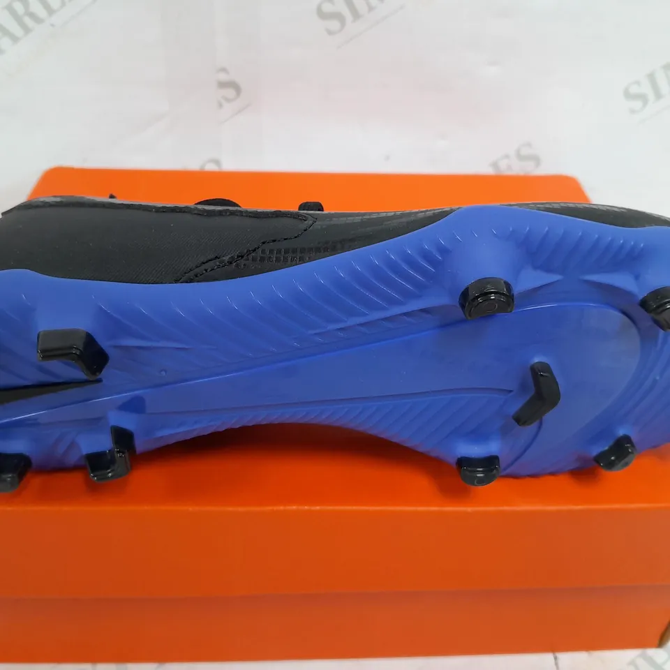 BOXED PAIR OF NIKE PHANTOM GX CLUB FOOTBALL BOOTS IN BLACK/NAVY - UK KIDS 5.5