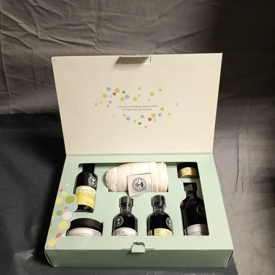 NEALS YARD REMEDIES ORGANIC MOTHER & BABY COLLECTION GIFT SET – BATH OILS, BABY BATH & COTTON FLANNEL 
