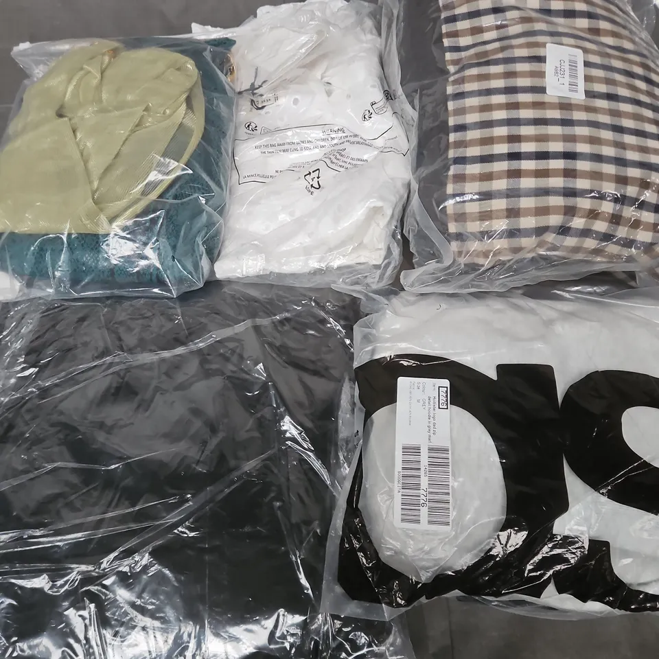 APPROXIMATELY 40 ASSORTED CLOTHING ITEMS IN VARIOUS SIZES, STYLES & COLOURS TO INCLUDE TOPS, JOGGERS, DRESSES, ETC - COLLECTION ONLY