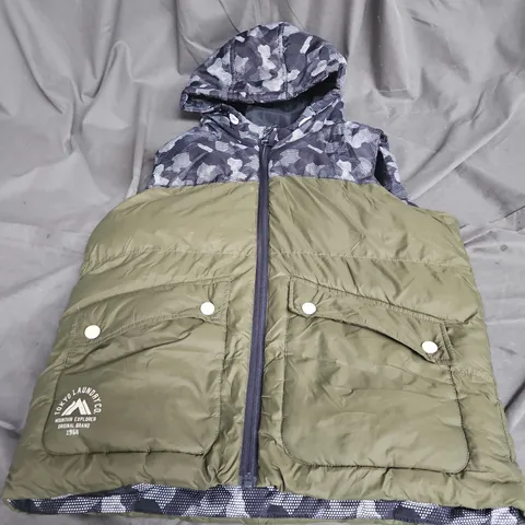 TOKYO LAUNDRY BOYS PADDED GILET IN GREEN MULTI SIZE 9-10YRS