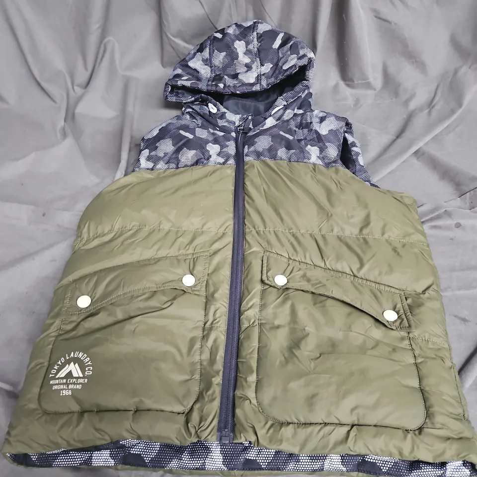 TOKYO LAUNDRY BOYS PADDED GILET IN GREEN MULTI SIZE 9-10YRS