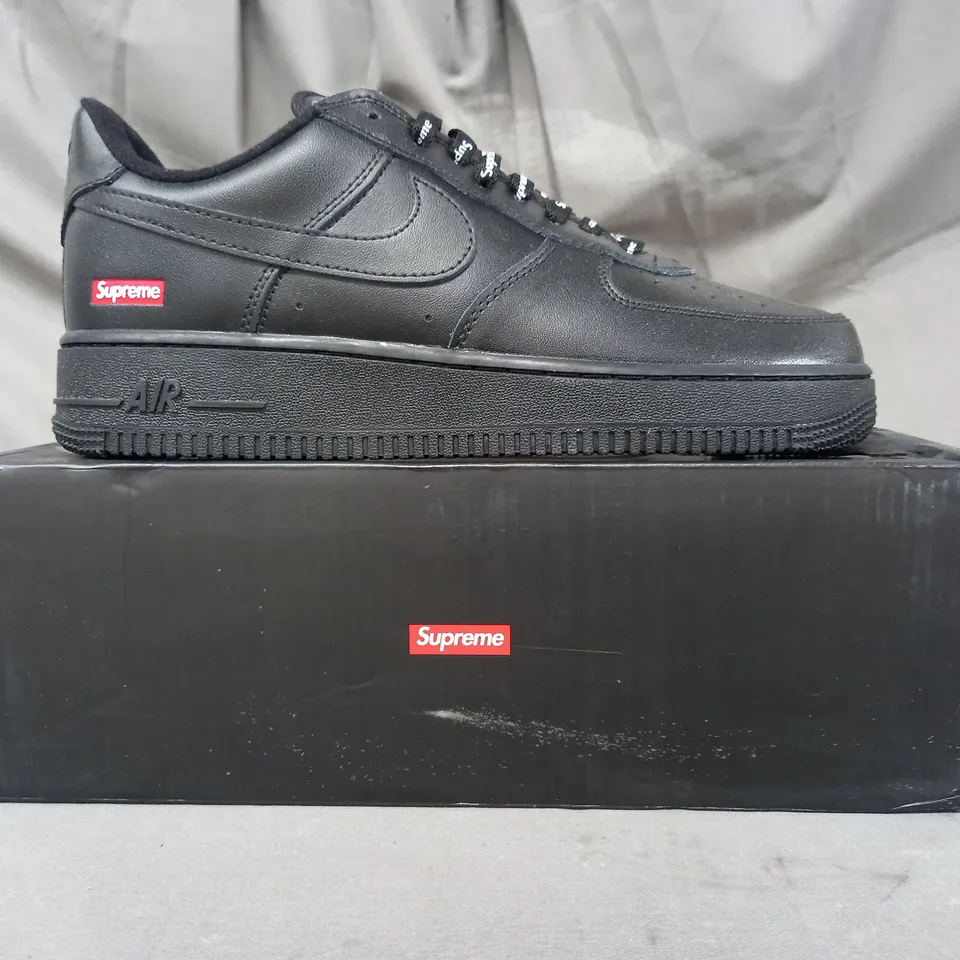 BOXED PAIR OF NIKE AIR FORCE 1 LOW SUPREME SHOES IN BLACK UK SIZE 9