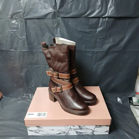 BOXED PAIR OF MODA IN PELLE BAYEUX LEATHER BOOTS IN DARK BROWN - SIZE 40