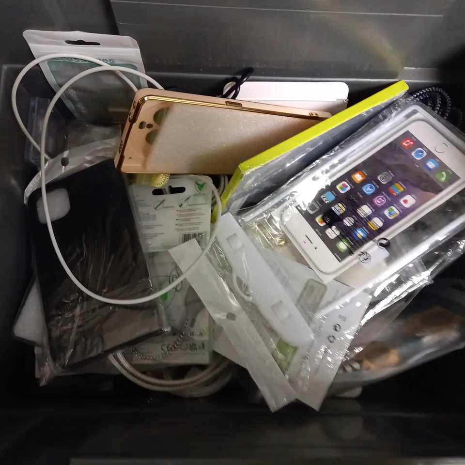LOT OF APPROXIMATELY 20 PHONE ACCESSORIES AND ELECTRICALS TO INCLUDE TEMPERED GLASS SCREEN PROTECTORS, CHARGERS, POWERBANKS, ETC