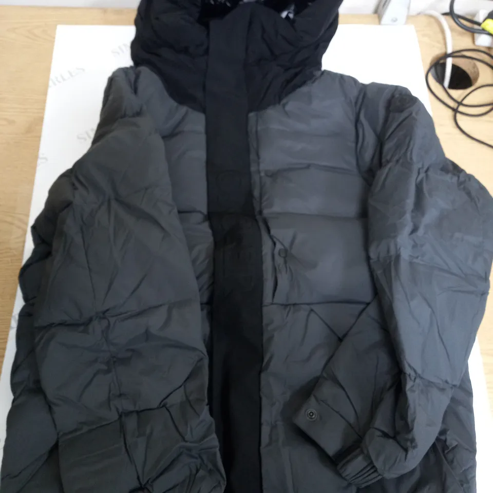 MONCLER HEAVY PADDED BLACK & GREY COAT - SIZE UNSPECIFIED