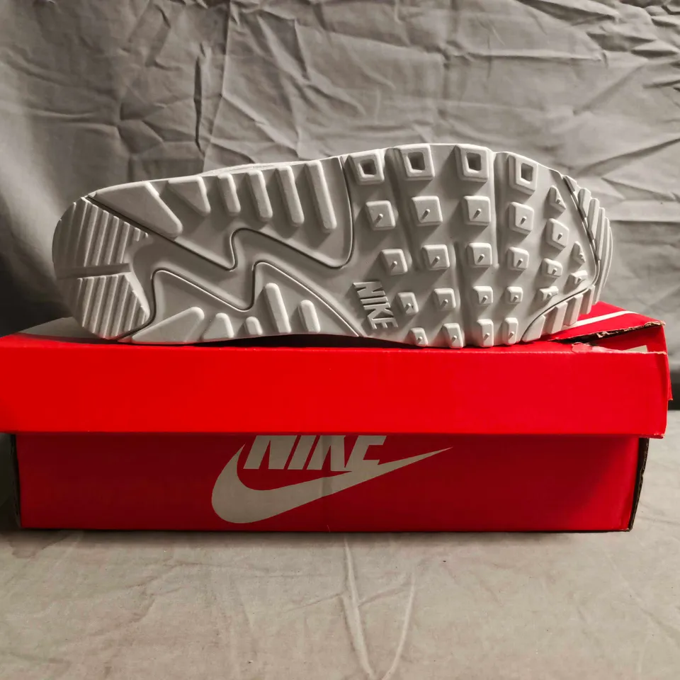 BOXED PAIR OF NIKE AIR MAX 90 TRAINERS IN WHITE SIZE UK 8.5