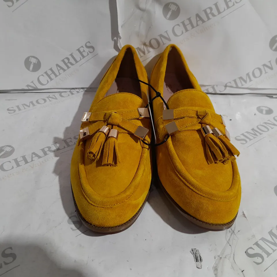 PAIR OF MODA IN PELLE ENLEENA WIDE SUEDE LOAFERS IN YELLOW SIZE 4