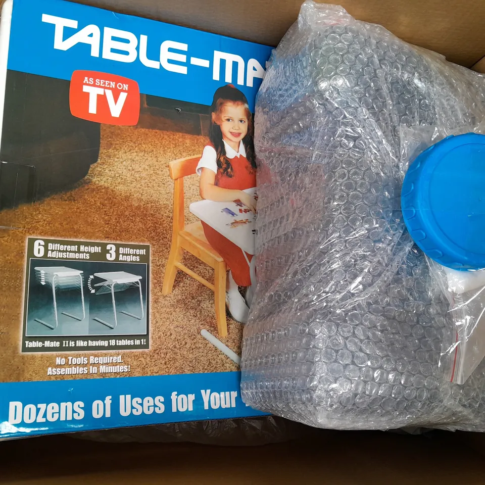BOX OF APPROXIMATELY 8 ASSORTED HOUSEHOLD ITEMS TO INCLUDE NIGHT ZONE PILLOW COVER, DECORATIVE KITCHEN ART, ETC