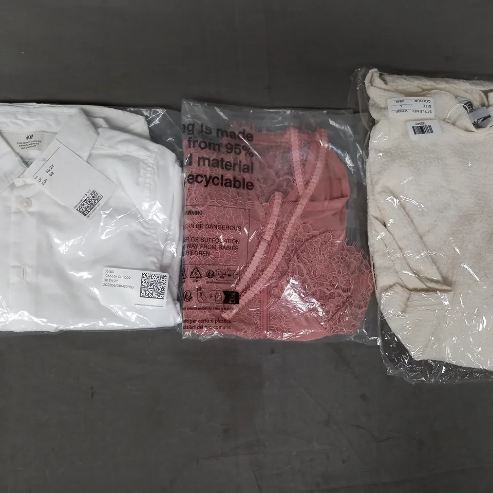 BOX OF APPROXIMATELY 20 ASSORTED CLOTHING AND FASHION ITEMS IN VARIOUS COLOURS, STYLES, AND SIZES - COLLECTION ONLY