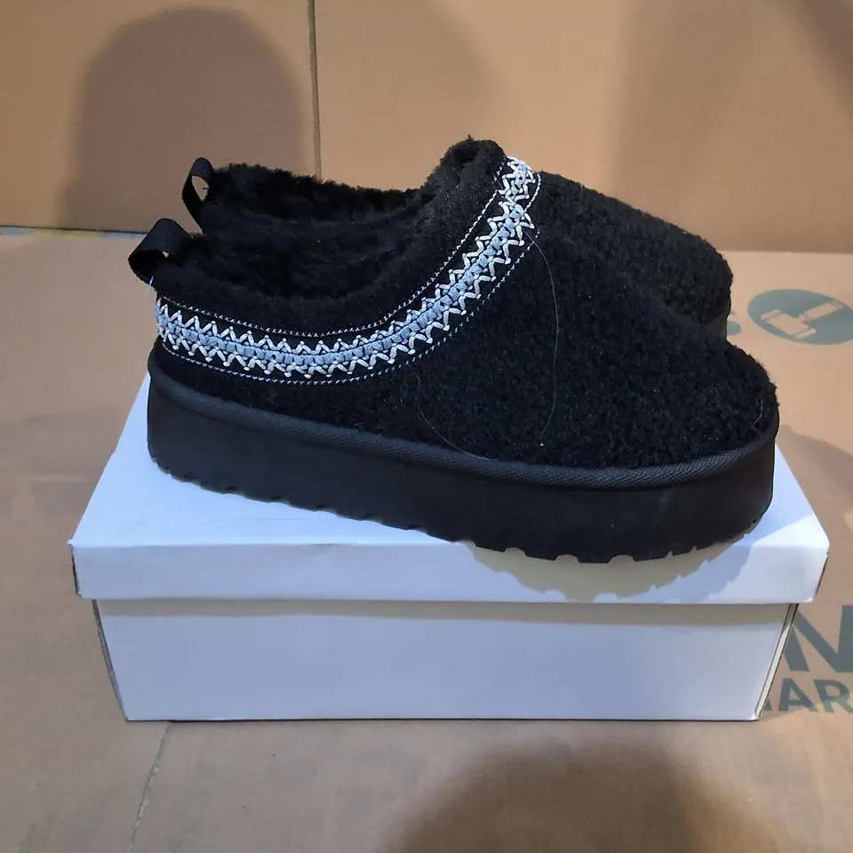BOXED PAIR OF SHOES BY EMMA PANDAS IN BLACK - UK 6