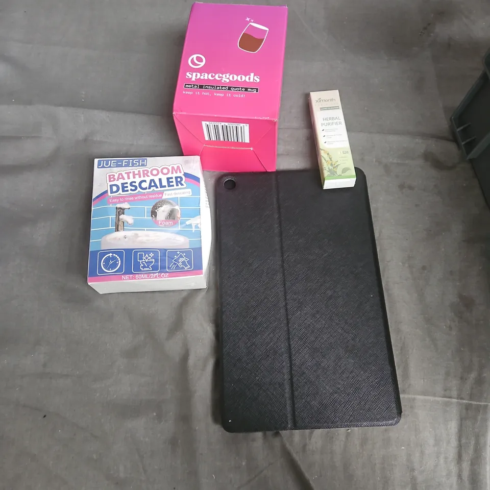 APPROXIMATELY 15 ASSORTED HOUSEHOLD ITEMS TO INCLUDE BATHROOM DECALER, METAL INSULATED QUOTE MUG, TABLET CASE , ETC 