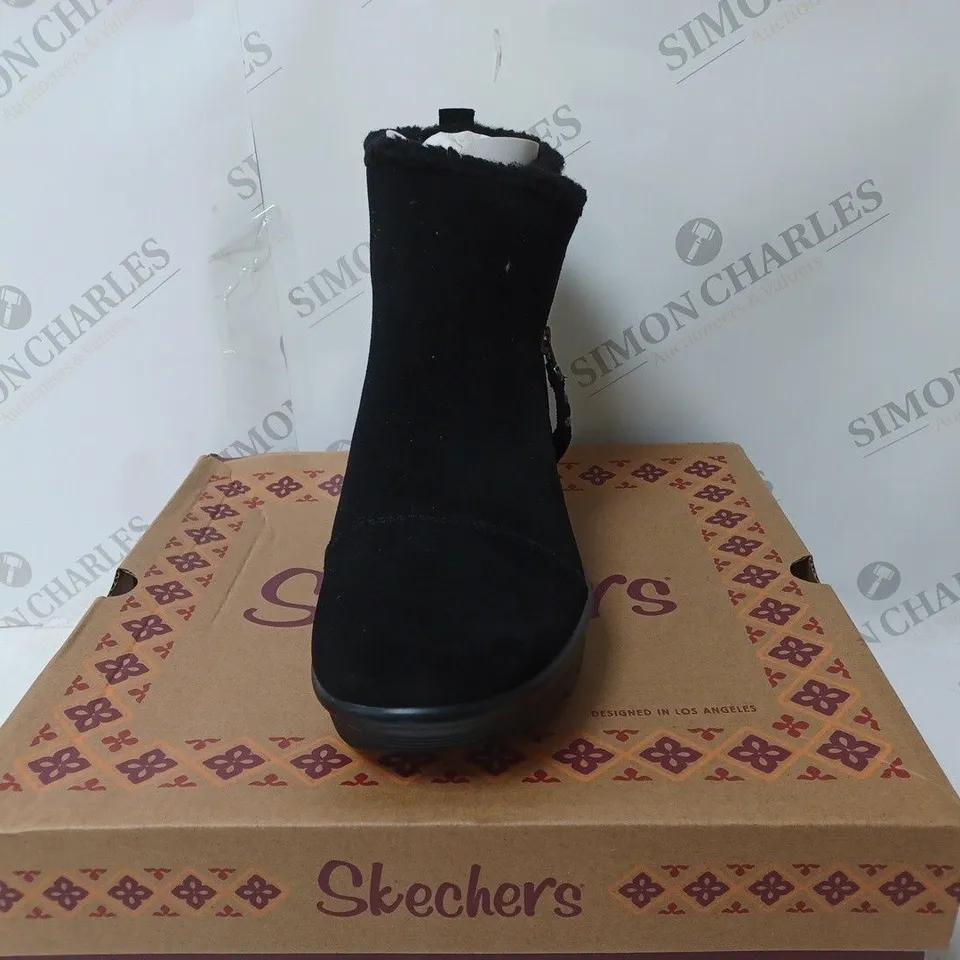 BOXED PAIR OF SKECHERS PARALLEL OFF HOURS SIDE ZIP BOOT BLACK SIZE 5.5