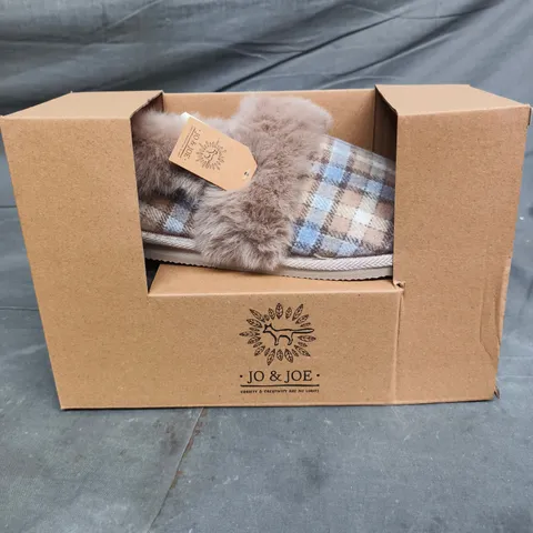 JO & JOE BALLYFIN SLIPPERS – CAMEL PLAID FABRIC WITH FUR TRIM, UK 6
