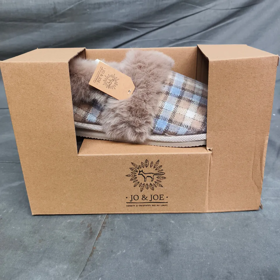 JO & JOE BALLYFIN SLIPPERS – CAMEL PLAID FABRIC WITH FUR TRIM, UK 6