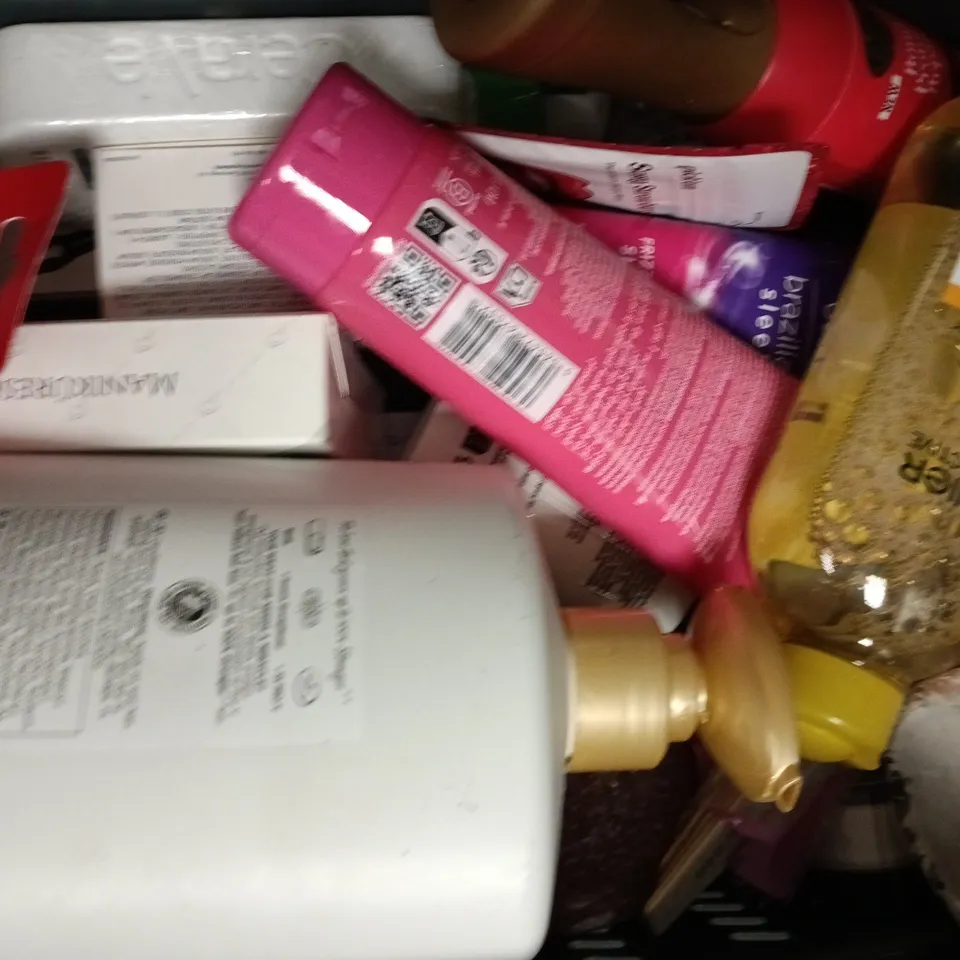 APPROXIMATELY 15 ASSORTED COSMETIC ITEMS TO INCLUDE NIZORAL, SLICK GORILLA, ETC - COLLECTION ONLY